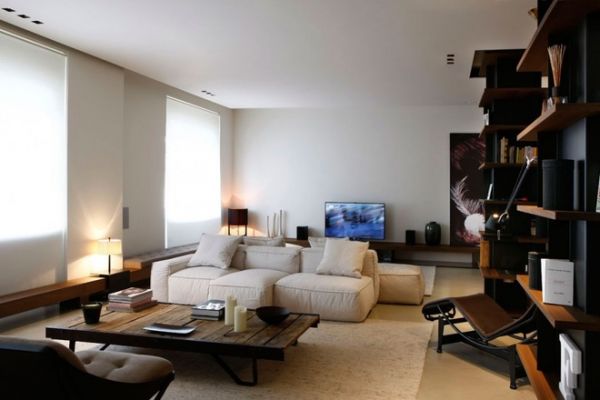 Giolitti时尚住宅位于意大利都灵，由Fabio Fantolino完成。这个住在一进门就会给人惊喜，比如客厅里放置物品的个性柜子，还有壁炉的功能，造型新颖的躺椅，简单随意的沙发，给空间增添了无限时尚感，但又简单舒适。