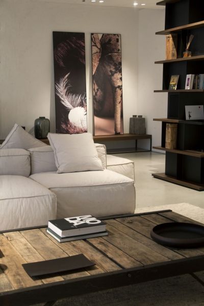 Giolitti时尚住宅位于意大利都灵，由Fabio Fantolino完成。这个住在一进门就会给人惊喜，比如客厅里放置物品的个性柜子，还有壁炉的功能，造型新颖的躺椅，简单随意的沙发，给空间增添了无限时尚感，但又简单舒适。