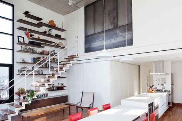 开放式厨房、挑高的客厅，这是位在巴西圣保罗的楼中楼，由建筑师Isabel Nassif与Renata Pedrosa所成立的Sub Estúdio设计的作品，在5.5米的挑高空间里重新塑造出屋主夫妻的生活方式，电视机设定在可旋转钢管上，不论在做菜或是坐在沙发上都能看，楼梯旁一整面的置物架颇为壮观，巧妙的填充了大面墙壁的空白，一举两得。