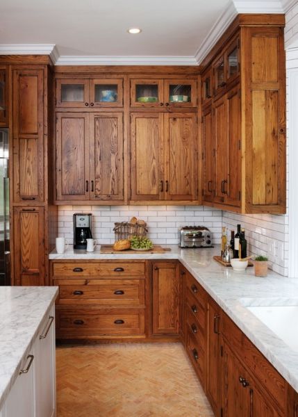 古朴自然的原木色调近年来开始大热，而在厨房大面积使用木色装饰，无疑让整个居家生活更贴近大自然！
