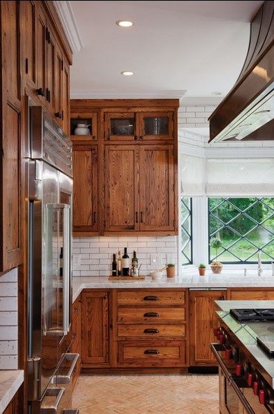 古朴自然的原木色调近年来开始大热，而在厨房大面积使用木色装饰，无疑让整个居家生活更贴近大自然！