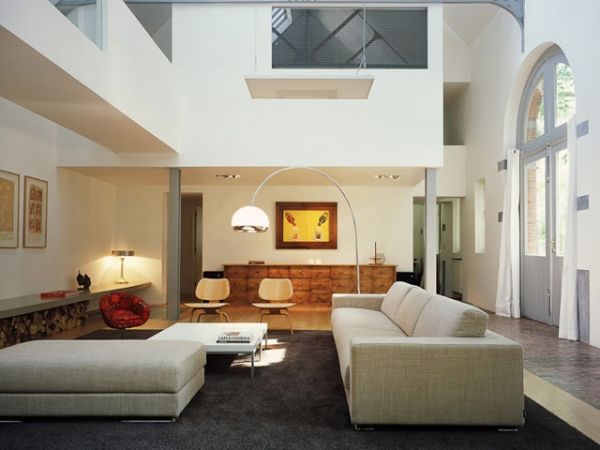 这个简约风格的公寓充满了迷人的魅力。运用了白色和红色作为基础色调的客厅给人一种冷静的感觉，每个房间的设计都极富有个性，使得在家的休闲时光都成为了享受。