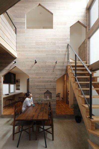 建筑的“山状外形”被反复地运用在了室内，能够瞬间感受到建筑师的童心。虽然日本京都的住宅间几乎没有什么距离可言，但一进入室内，立马就有一种“我的城堡我做主”的感觉。建筑师希望在京都的这间狭小住宅中利用丰富的光打造出一个温馨的家居空间。