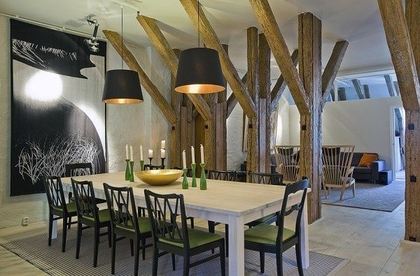 这座独特的阁楼公寓位于瑞典斯德哥尔摩的Gamla Stan老城区，它融合了旧时的文化元素与现代的设计手法。开敞宽阔的居住空间，最鲜明的特点在于别致的裸露木梁和坚固的松木地板，带有别致斜撑梁的宽敞卧室为众多房间带来了欢快的氛围。软装时尚、舒适、清新自然，十分的温馨又现代化，十分“不搭调”的原木却穿插在整所房子中，似乎穿越了古今，来混搭主人的房子，现代的小配饰和挂画点亮了整个空间，合理的布局和色彩的搭配，都让人觉得舒适自然。