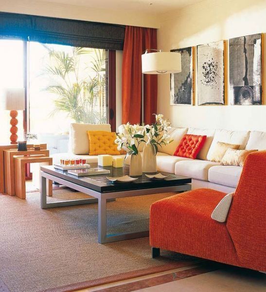 这间房子的设计方案以现代风格为主，木质和钢材交替，营造出舒适惬意的氛围，整体运用平稳柔和的中性色调，素雅耐看的象牙白是温暖的来源。客厅里，橙沙发作为最大的视觉亮点，不论从颜色或形式，皆以另一种风格取代了传统的配套沙发，窗帘同时与之相呼应，为生活注入多彩活力。值得一提的是占据五分之一面积的超大露天阳台，打造出自由自在无拘无束的休闲氛围，更让回家变成一种期待。