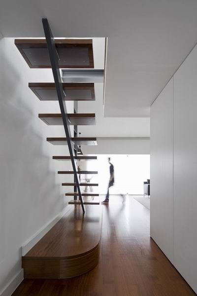 该位于葡萄牙里斯的挑高阁楼,屋主希望在增加空间功能性的同时保持原来的通透和明亮，设计师以白色为底，与灰黑色搭配尽显简约、低调，同时不失现代风，材质良好的木质材料让空间更显质感，稳重又舒适。