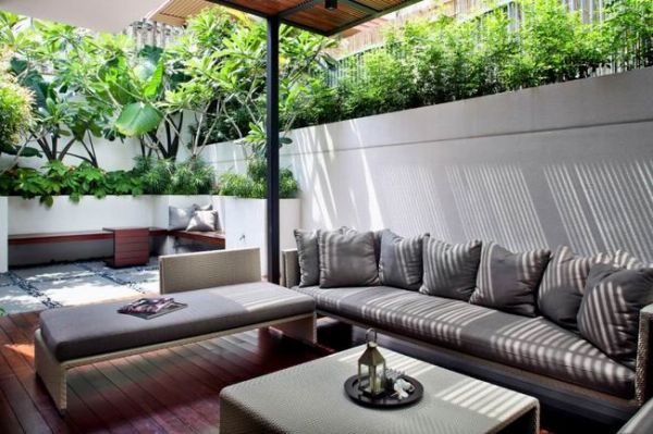 新加坡One Tree Hill，ONG&ONG设计满足了业主的需求，将门外春色透过巨大的玻璃落地窗引景入内，搭建的露台也十分的惬意，室内装修也以简约风为主，白色为底，原木色增添自然，灰色点缀加强舒适感，透亮！