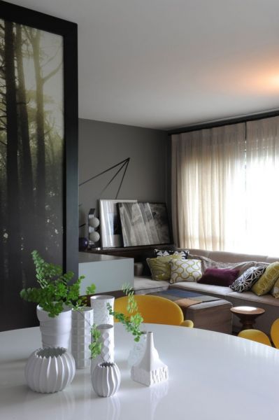 这间公寓位于巴西圣保罗，由Mauricio Arruda Arquitetos & Designers于2010年设计完成。公寓为一家四口所有，一对夫妇带有两个女儿。设计师主要采用了灰白色调的中性设计风格，客厅的木地板上铺着灰白色的地毯，搭配同色调的沙发，一套家庭影院系统放置在深色的木柜上，满足了家庭的娱乐需要。