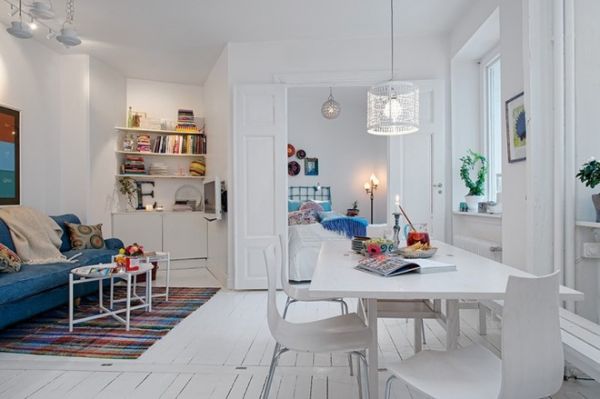 这间公寓位于瑞典Linnestaden，一栋上世纪18个单元房的公寓大楼当中。目前，它利用愉快的开放式起居空间进行了重新规划，提供了复古造型和现代化的便利。公寓完全占据了一整层并通向一个公用庭院。整个内饰用天堂白色进行装饰，并让充足的自然光线得以进入房间。