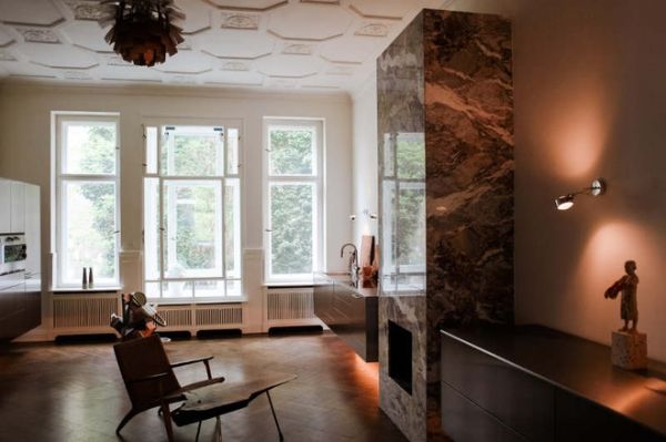 这套由德国FVF工作室的设计师苏珊娜·托特设计的家装，大量的运用了黑色边框的简约家具搭配。家中陈设颇具艺术感，无论是水龙头还是电灯的设计都十分别出心裁。