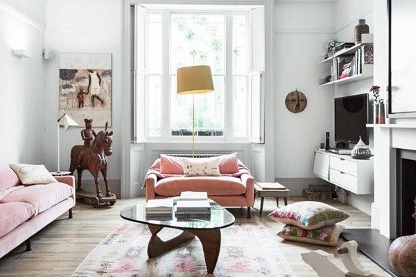 粉色系虽降低了彩度，却能为空间带来轻盈的跳跃感，无论是墙壁油漆色，或是家具的选色，皆能巧妙为居家空间散播活泼愉快的气息。
