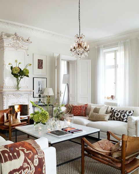 这套公寓是典型的北欧国家家装风格的一种，重点的白油漆及木料将家里打造的清新、干净，复古的家具十分温馨。