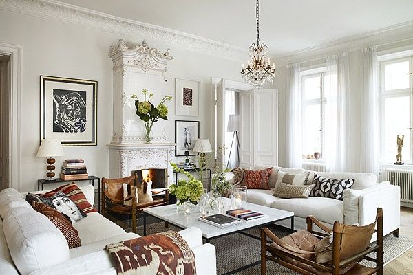 这套公寓是典型的北欧国家家装风格的一种，重点的白油漆及木料将家里打造的清新、干净，复古的家具十分温馨。