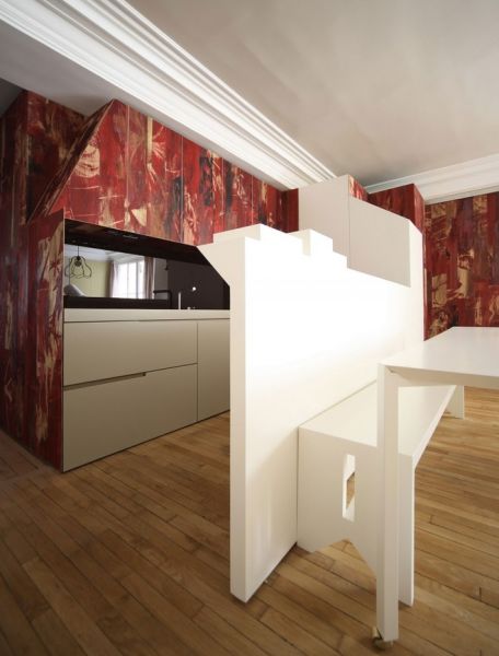 这栋时髦的住宅总面积60平米，位于法国巴黎时尚之都，由UdA于2012年完成室内设计。住宅面积虽小，但设计特别的精致，客厅天蓝色的小沙发，如春天般的绚丽地毯，精致的钢制椅子，几盆春意盎然的绿植，加上厨房朱红色带花纹的隔断墙，处处都充满着对生活的热爱。