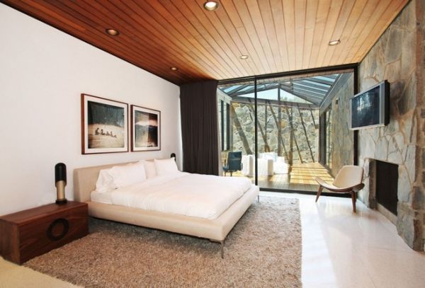 贝弗利山的黄金时代住宅，总面积746平方米，建于1973年，由建筑师Amir Farr,位于美国加州贝弗利山附近的贝弗利山。2012年，比利时室内设计师Maxime Jacquet对住宅进行了翻新。室内设计师Maxime Jacquet关注每一个室内设计细节。三个最重要的材料是木头、玻璃和石头，犹如丝带出现在整个房子，连接每个元素和房间。住宅保持了一个家的传统与现代之间的完美平衡,豪华和严密性,时尚和舒适。