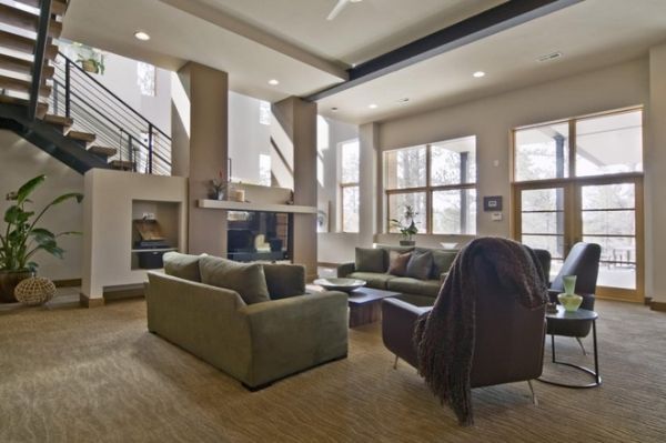 屋外木质结构的轮廓，让整个公寓看起来与自然风景相得益彰，十分和谐，而屋内原木色的地板以及黑白色系的搭配，都市感十足，宽敞的空间，明亮的采光，简约而大气。