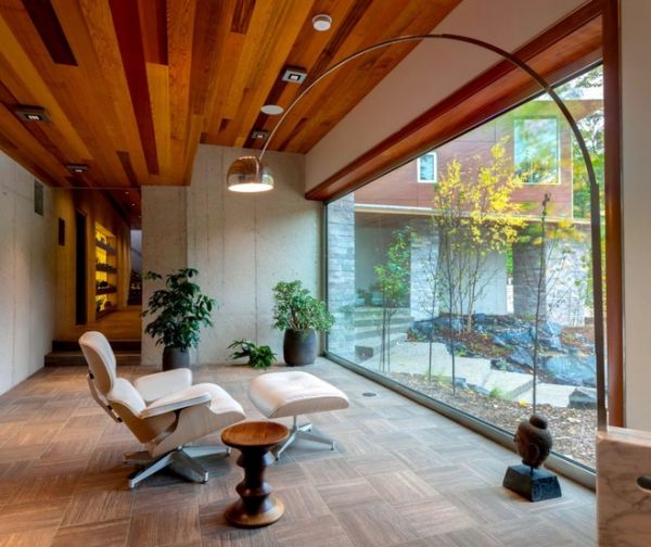 M-22房子是一个高雅的私人住宅，由迈克尔Fitzhugh建筑师设计的。它位于密歇根州北部,丰富木材的广泛使用，带给室内温暖和丰富性。室内的材料选择和空间设计灵感来自水、风、土、火，这从每个房间的材料和光线能够强烈感受到。混凝土、钢材、复合墙板和大玻璃开口大量使用于房子的外观形式。这房子是一个真正独特的结构和模型，做可为未来可持续发展的设计和施工方法的榜样。
