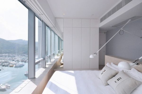 这间位于香港仔南湾，拥有三个卧室的公寓被翻新改造成一个生活、工作、玩耍的空间，业主是一对法国夫妇与三只猫。新概念是拆卸两个现有隔墙，从而创建出毗邻开放工作室的一个大卧室和大休闲室。设计灵感来源于布列塔尼传统的法国船屋，使用一个连续的带状蓝色墙壁“漂浮”并将所有不同区域联结在一起。浅木地板不仅给人，也给猫带来舒适惬意的环境，巧妙地利用天花板安置白色幕帘，既美观又实用。
