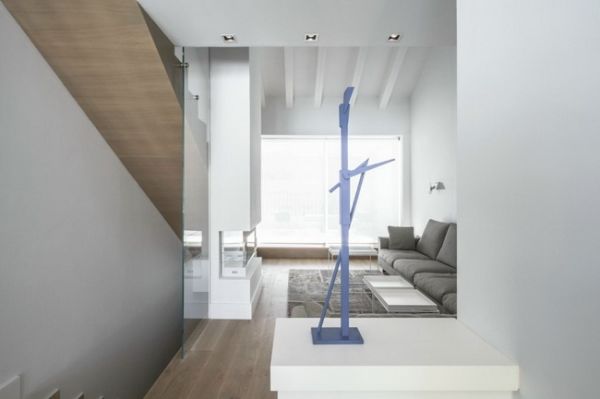 2013年完成的这座阁楼公寓，位于西班牙的瓦伦西亚，现代灰白风住所，色调非常的简约，显得十分的优雅大气，更是有一种质感而低调的独特品味，空间的设计更是有一种后现代的潮流感。
