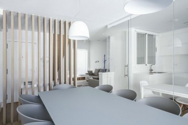 2013年完成的这座阁楼公寓，位于西班牙的瓦伦西亚，现代灰白风住所，色调非常的简约，显得十分的优雅大气，更是有一种质感而低调的独特品味，空间的设计更是有一种后现代的潮流感。