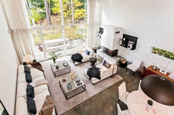 这栋拥有独立庭院的住宅位于瑞典斯德哥尔摩以北的Danderyd，是斯德哥尔摩建筑公司Franson Wreland建设并出售的住宅。建筑总面积为294平米，分为上下两层，可以容纳7个房间，对于一个大家庭来说这是一个不错的选择。挑空的客厅空间具有双高度的落地玻璃窗，能够给室内带来充足的光照，室内设计整体注重实用性且简单化，位于二层的阅读空间高度虽然有限却能让人十分向往。