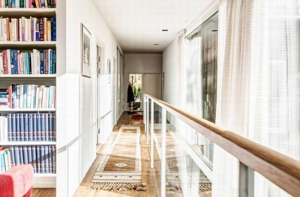 这栋拥有独立庭院的住宅位于瑞典斯德哥尔摩以北的Danderyd，是斯德哥尔摩建筑公司Franson Wreland建设并出售的住宅。建筑总面积为294平米，分为上下两层，可以容纳7个房间，对于一个大家庭来说这是一个不错的选择。挑空的客厅空间具有双高度的落地玻璃窗，能够给室内带来充足的光照，室内设计整体注重实用性且简单化，位于二层的阅读空间高度虽然有限却能让人十分向往。