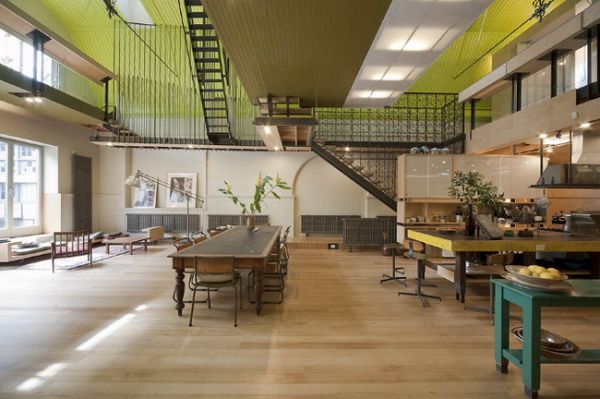 这座位于澳大利亚墨尔本的Westwyck Unit4公寓是人们的理想住宅，合理翻修旧学校大厅，并且在原有基础上加上新的元素。大胆的划分了室内功能空间，将空间比例拉大使场所可运用的程度提高，增加了空间复合式使用，室内空间变的更加简洁明亮，淡雅的绿色天花装饰增强空间视觉效果，让空间充满清新活力。