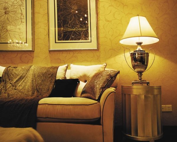 设计说明：以简约的设计元素搭配新欧式的设计风格，以暖黄为只要基调搭配欧式的软式形成新古典主义风格。运用新欧式元素，配合壁炉，欧式素线，构造一个舒适高贵的居室环境。