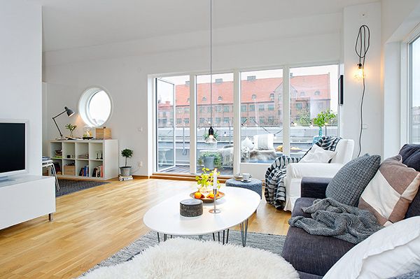 这间公寓位于瑞典，设计上为我们展示了华丽细节和简单的现代外观。宽敞的客厅与厨房和书房相结合。毫不费力地，这间59平方米的公寓非常精致。
