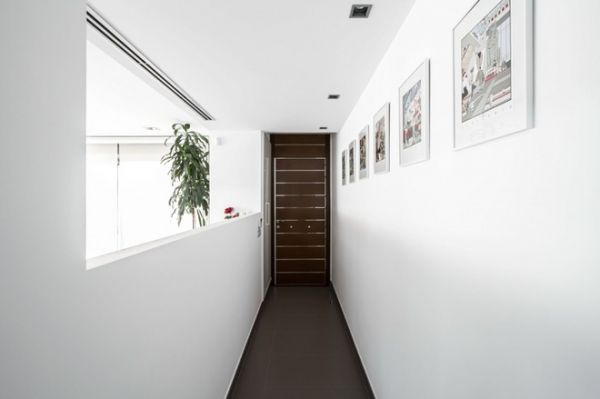 House V02位于西班牙巴伦西亚，是由Viraje Arquitectura完成的现代住宅。室内设计师大面积采用了灰白色调，营造清素淡然的居家环境，屏蔽外面的炎热，让人在家中体会淡然的惬意。