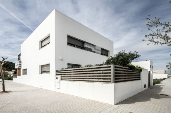 House V02位于西班牙巴伦西亚，是由Viraje Arquitectura完成的现代住宅。室内设计师大面积采用了灰白色调，营造清素淡然的居家环境，屏蔽外面的炎热，让人在家中体会淡然的惬意。