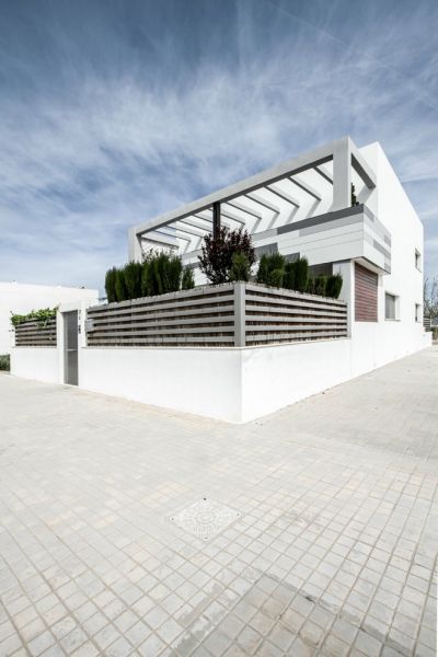 House V02位于西班牙巴伦西亚，是由Viraje Arquitectura完成的现代住宅。室内设计师大面积采用了灰白色调，营造清素淡然的居家环境，屏蔽外面的炎热，让人在家中体会淡然的惬意。