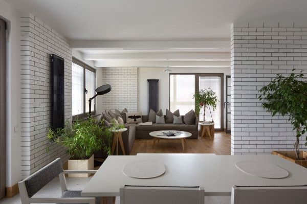 这间124平米的公寓，一进门给你的第一眼印象便是整面的白色砖墙设计，将居室空间完美的进行了划分。整个家的采用现代简约的装修风格，给人感觉非常的靓丽、清爽。白色与灰黑色调的搭配简洁明了，为了不显得单调乏味，设计师用几株绿色的植物轻松点缀空间，带来活力与生机！