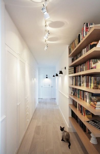 这是一款简单优雅的设计，你没有必要在家里摆放大量家具，如果认为看起来平淡，可以添加深色家具或者木质家具，让公寓多些色彩，但依然优雅。即使面积十分充裕，Soma Architekci 的设计师依然将储物柜设在墙内，与白墙融为一体。总体仅有黑白浅木色三种色调，整个室内没什么装饰却不缺乏现代感。