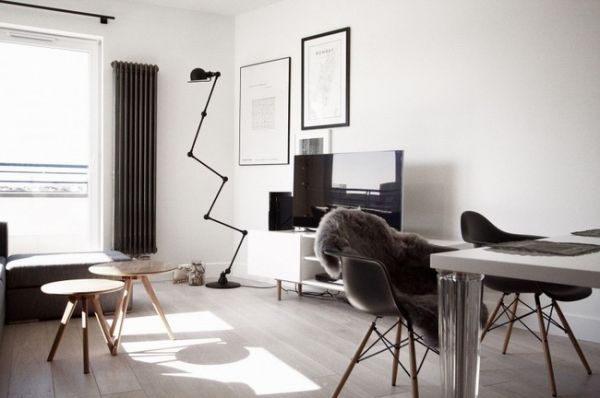 这是一款简单优雅的设计，你没有必要在家里摆放大量家具，如果认为看起来平淡，可以添加深色家具或者木质家具，让公寓多些色彩，但依然优雅。即使面积十分充裕，Soma Architekci 的设计师依然将储物柜设在墙内，与白墙融为一体。总体仅有黑白浅木色三种色调，整个室内没什么装饰却不缺乏现代感。
