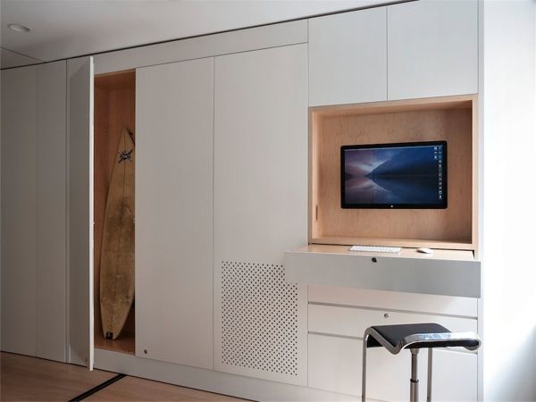 由Graham Hil设计的百变公寓Life Edited，当你走进来 ，乍一看是间简单的小套房，但只需轻松的动动手，你就可以让它在8种不同功能的独立空间中转换。