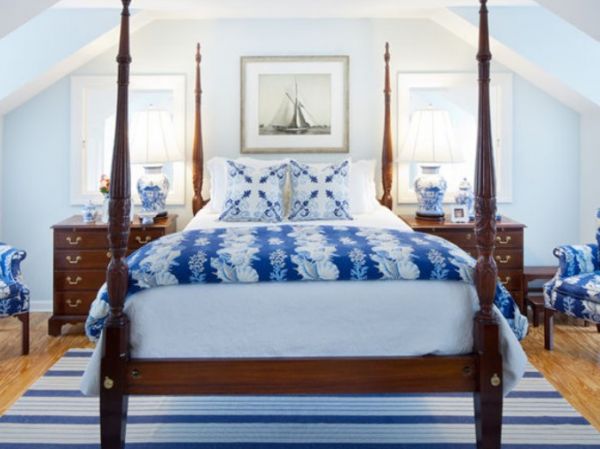 这是一款时尚的卧室，带有点地中海风格，整体的卧室色彩设计也是蓝白主打。时尚精致的卧室装饰非常适合年轻的80后青年，追求时尚生活上讲究干净整洁一丝不乱。