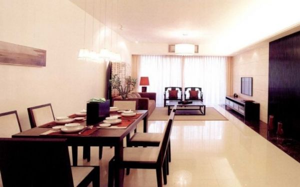 设计师运用最简练的线条，营造出一种简约空间。在这个空间里面加入一些精挑细选的中式元素，如中式通花、中式屏风、中式家具、中式灯具和饰品等，再用传统红色把整个空间贯穿起来，形成一种简约的中国风格。