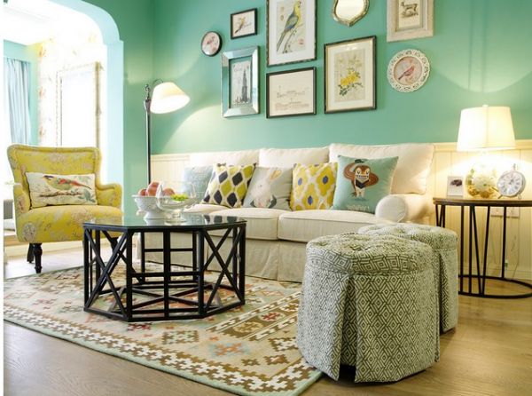 大胆用色玩小清新轻美式：蓝绿色与黄色搭配，穿插黑色调和空间。黄色花布配基里姆格几何图形地毯，丰富布艺元素与色彩层次。