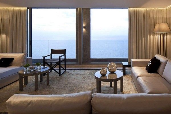 中性色调的家居设计处处透露着低调的奢华感，在华丽与舒适之间做了很好的平衡。餐厨、起居、走廊空间都是相连的，可以看到地中海的壮丽风景。很舒服，很有创意的设计。