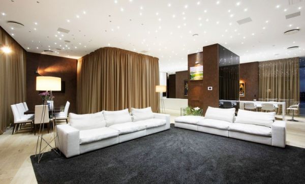 这个优雅的公寓是由俄罗斯设计工作室Archduet操刀设计，室内使用了大面积的深棕色和棕色色调，塑造一个比较中性的空间，室内最大特色是客厅的天花板使用了大量如星星般吊灯，为空间增添了浪漫气息。