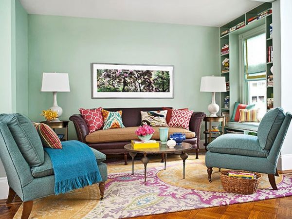 这套两居室采用了大量的美式乡村元素，间或搭配一些欧式的点缀，卧室与客厅的淡蓝色基调，让家庭显得非常恬静，悠闲。