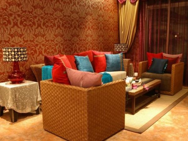 这个二居室除了跟其他东南亚风情家居一样广泛地采用实木、藤条等材质来装点家居外，在用色方面非常的大胆，在运用常规的咖啡色、棕色的基础上加入了金色、红色、蓝色等鲜艳的颜色，此外还大量运用丝绸材质的装饰品，使得整个家居显得热情而又奔放，处处让你感受到浓烈的异域风情。