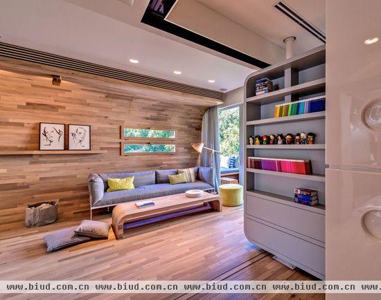 现在住在大城市里的年轻人能买上一套属于自己的房子可谓是幸运儿，今天小编分享的这间位于以色列的紧凑型时尚公寓充满创意，弧形的木质墙面与地板相连不仅营造出了圆润优雅的舒适感而且实属节省成本和活用空间的创意设计。