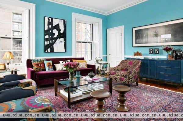 纽约设计师 Kati Curtis 完成的这座波士顿住宅，整个家中多处大面积深色印花十分的醒目，各式各样的印花图案带来充满了特色和风情，色彩似乎未被限制，紫色，蓝色，绿色看起来十分不协调的色彩被搭配到了一起，加上丰富的配饰，十分的独特。