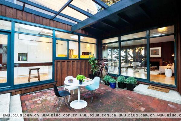 Wurster房子位于美国加州旧金山,是由詹妮弗?维斯完成架构。室内采用了明亮的色彩和丰富的材质，使得空间朝气蓬勃。