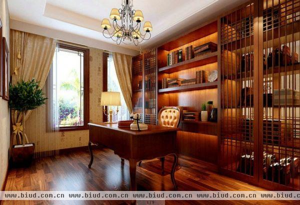 客厅明清式家具的古朴，随处可见大理石与中式花格的结合都泛着丝丝内蕴，使空间表现传统中透着现代，现代中揉着古典。