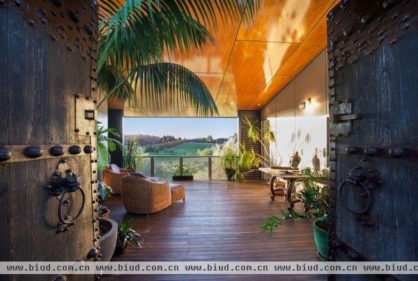 这间位于新西兰Kerikeri的住宅，住宅临海，周围的风景美的令人惊叹。因此，设计师使用了落地玻璃窗，住宅看起来仿佛玻璃屋，大海与草地尽收眼底，可以一览无余室外的美妙风景。
