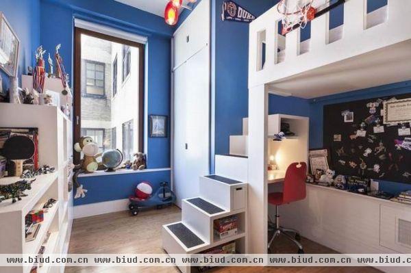 这间充满活力的公寓位于美国纽约下曼哈顿翠贝卡街区一座大厦的顶部，客厅里高高的天花板和暴露的砖墙，竹地板上，装有月亮图案的沙发和一对彩色梅花状椅子。