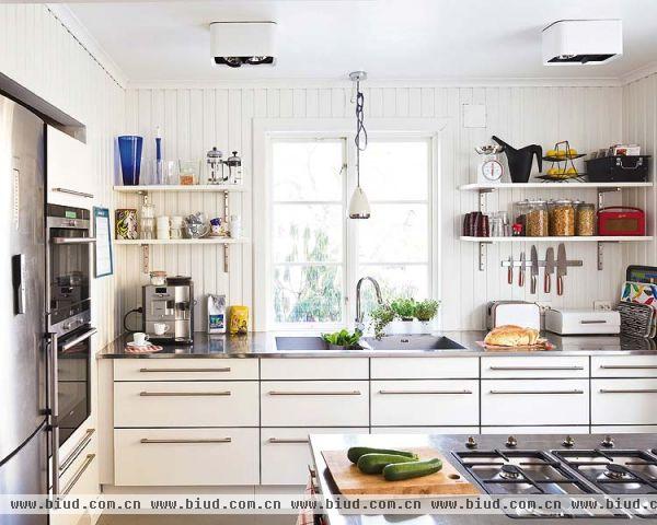 这是一个15平米厨房的设计参考，较为规整的空间结构，也使用了复古式的风格设计，充分的运用了这个长方形的空间，将冰箱等电器嵌入到凹面处，橱柜等也使用了不锈钢材质。如果你也有这样大的厨房空间可以考虑这样的中岛式的厨房设计哟！！！